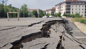 Site otoparkında heyelan meydana geldi