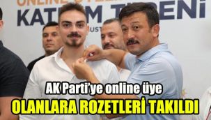 AK Parti’ye online üye olanlara rozetleri takıldı