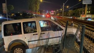 Bursa'da ticari araç metro rayına uçtu