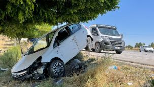 Şarampole girip ağaçlara çarpan otomobilde 1 kişi yaralandı