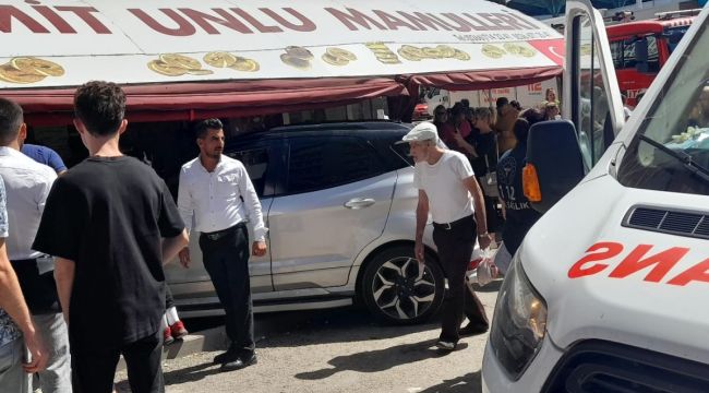 Fren yerine gaz pedalına bastı: Otomobil simit dükkanına girdi