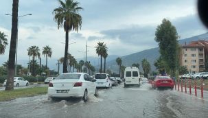 İskenderun'da sağanak yolları göle çevirdi