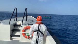 Kuşadası açıklarında, Yunanistan'ın Türk kara sularına geri ittiği 29 kaçak göçmen kurtarıldı