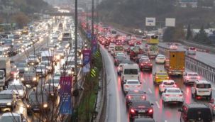 İstanbul'da yağmur trafiği etkiledi