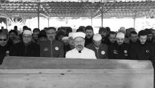 Diyanet İşleri Başkanı Erbaş depremde hayatını kaybeden anne ve oğlunun cenaze namazını kıldırdı