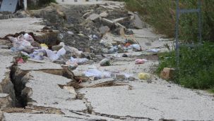 Evlerin yakınında bulunan yol depremde çöktü