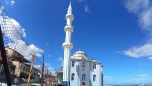 İzmir'de cami minaresi beşik gibi sallandı