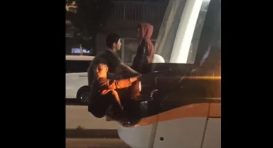 Çocukların tehlikeli tramvay yolculuğu