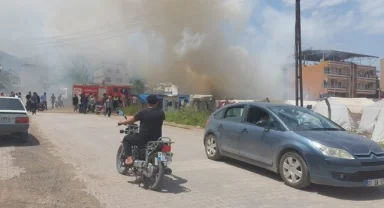 Hatay'da çadırda çıkan yangın araçlara da sıçradı