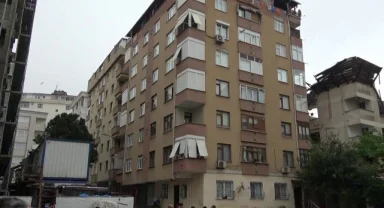 Kolonunda çatlak oluşan 7 katlı apartman tahliye edildi