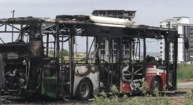 Seyir halindeki belediye otobüsü cayır cayır yandı