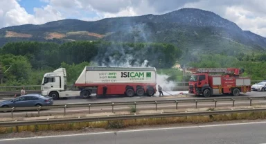 Seyir halindeki tır bir anda alev aldı