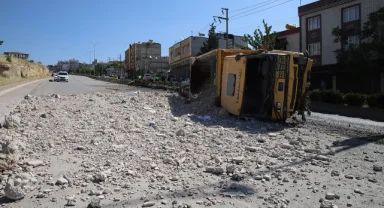 Freni patlayan kamyon ortalığı savaş alanına çevirdi