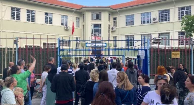 İzmir’de LGS heyecanı başladı: Öğrenciler içeride, veliler dışarıda ter döküyor