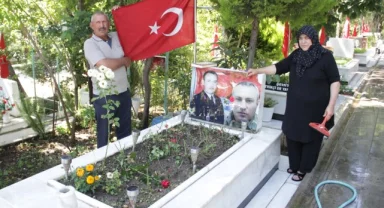 İzmir'de şehitliklerde buruk bayram arifesi