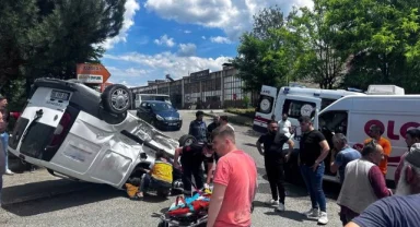 Minibüse çarpıp ters döndü, sürücü sıkıştı