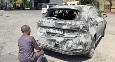 Hafriyat kamyonundaki beton otomobilin üzerine döküldü