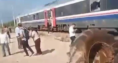 İzmir'de traktör ile tren çarpıştı