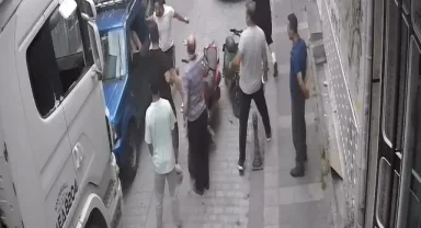 Kadıköy’de yol kavgasında yumruklar havada uçuştu