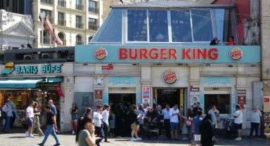 Taksim’de Burger King çalışanlarından cüzdanını unutan müşteriye meydan dayağı