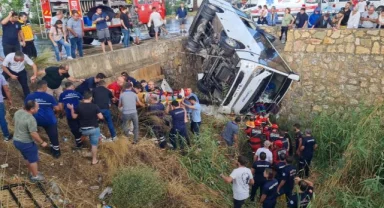 Bodrum’da midibüs dereye devrildi