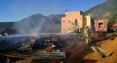 Kastamonu’da 10 ev ve 3 ahırın etkilendiği yangın söndürüldü