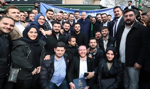 Cumhurbaşkanı Erdoğan’a evinin önünde doğum günü sürprizi