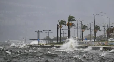 İzmir'de vapur seferleri iptal edildi