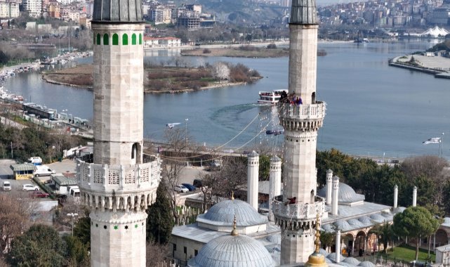 Ramazan ayının simgesi mahyaların ilki Eyüpsultan Camii’ne asıldı