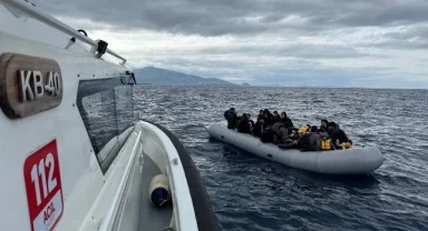 Sürüklenen lastik bottaki 22'si çocuk 47 göçmen kurtarıldı