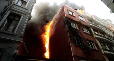 Beyoğlu'nda otelde yangın