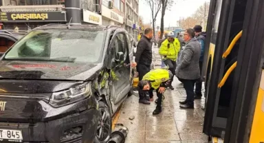 Fatih'te İETT otobüsü 4 araca çarpıp, kaldırıma çıktı