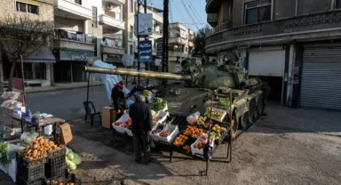 Suriyeli esnaf Esad'ın bomba yağdırdığı tankı manav tezgahına çevirdi