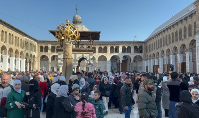 Emevi Camii'nde cuma namazı izdihamı