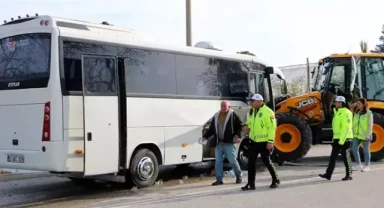 Midibüs ile iş makinesi çarpıştı; 15'i çocuk, 23 yaralı