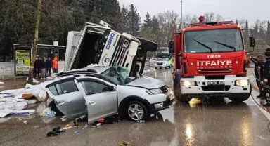 Sürücü koltuğundayken üzerine kamyon devrildi