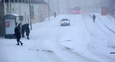 Van’da yoğun kar yağışı: Uçak seferleri rötar yaptı