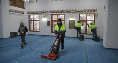 Dikili Belediyesi’nden Ramazan Ayı Öncesi Cami Temizliği