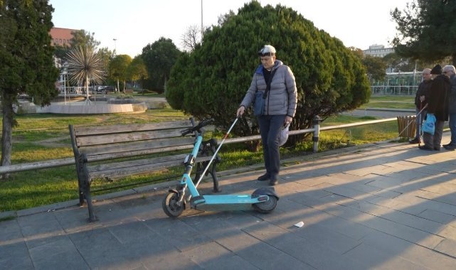 Görme engellilerin kabusu: Scooterlar, sokak köpekleri, kaldırım işgalleri