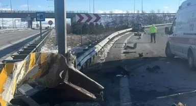 Niğde'de hafif ticari araç, bariyere çarptı