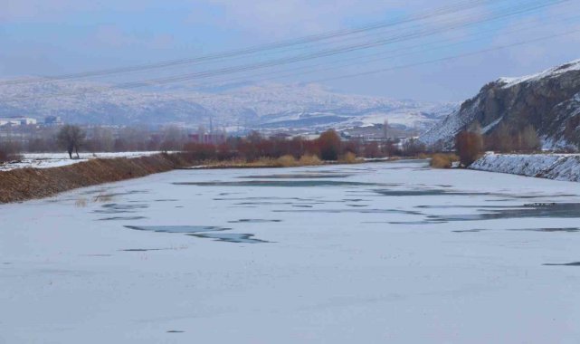 Türkiye’nin en uzun nehri kısmen buz tuttu