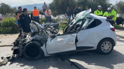 İzmir'de tırın altına giren otomobil hurdaya döndü