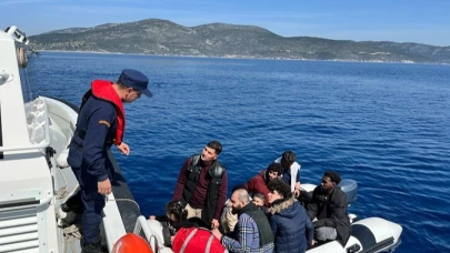 Lastik botta yakalanan 11 düzensiz göçmen karaya çıkartıldı