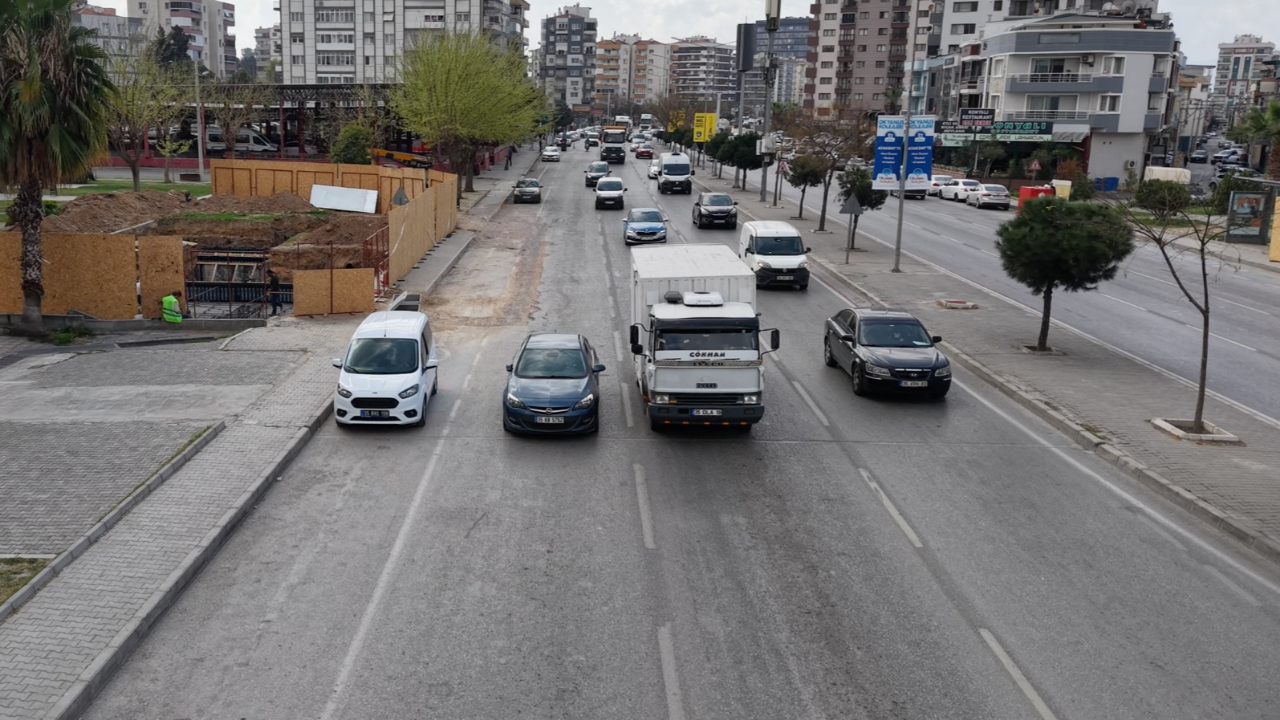 Bayraklı'da yol yenileme ve üst geçit çalışmaları sürüyor