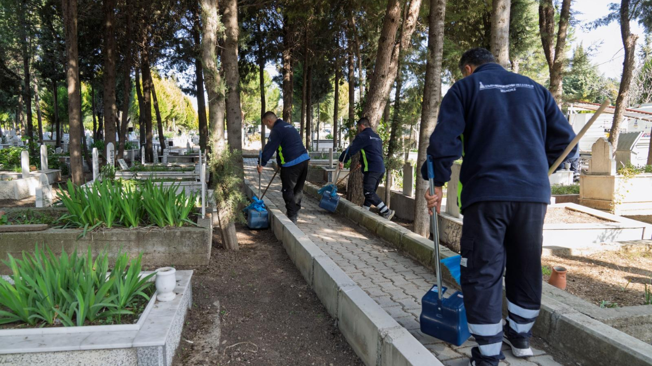 İzmir’de bayram öncesi mezarlıklara özel bakım