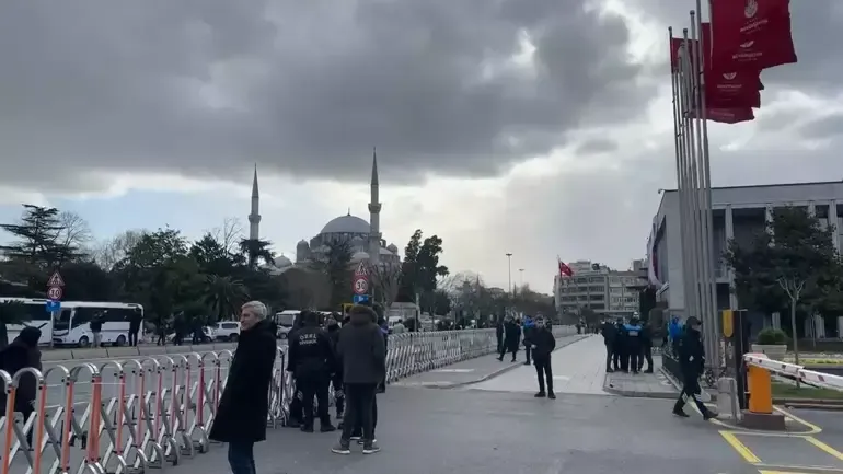 İstanbul Büyükşehir Belediye binası önünde güvenlik önlemi alındı