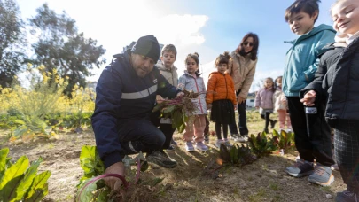 Karşıyaka’da anaokulu öğrencileri bostanda üretimi deneyimledi