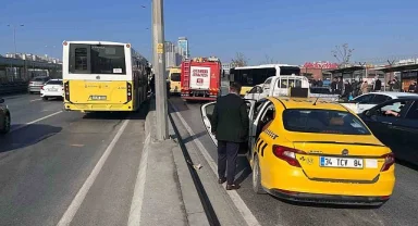 Geri geri kayan İETT otobüsü dolmuşa ve ticari taksiye çarptı