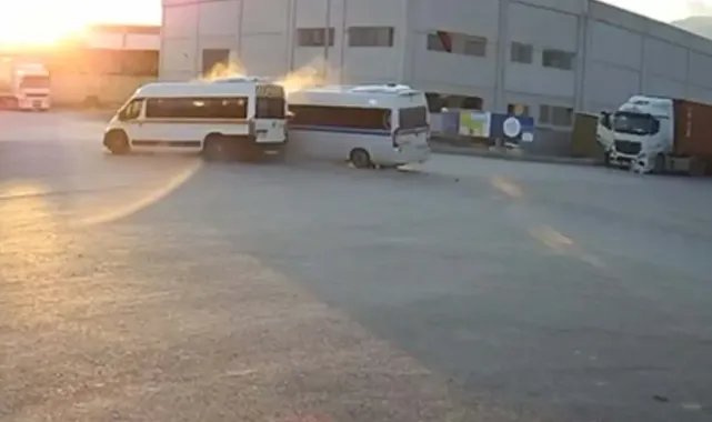 Manisa'da iki servis minibüsü çarpıştı: 19 yaralı