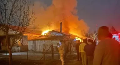 Sakarya'da, komşularını öldüren baba ile oğlunun evinde yangın